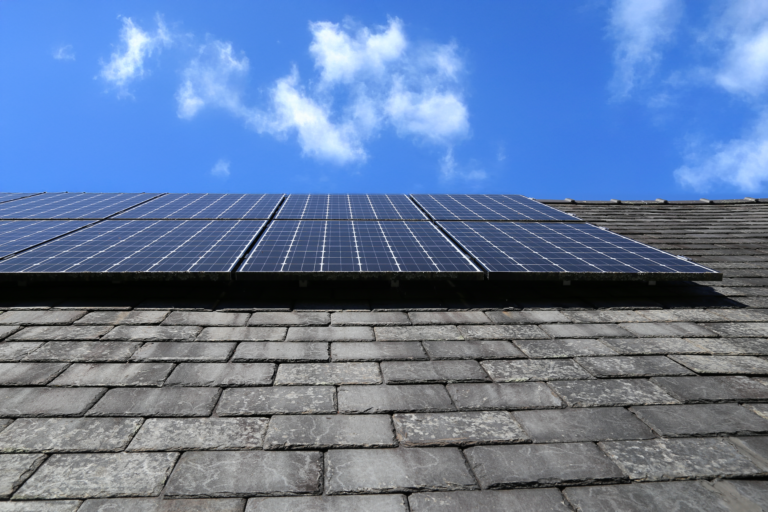 Panneaux solaires bretagne sur un toit en ardoise