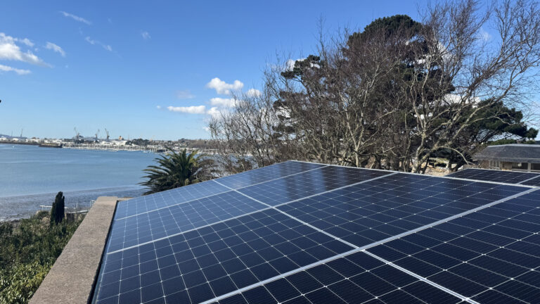 installation panneaux photovoltaïques sur châssis
