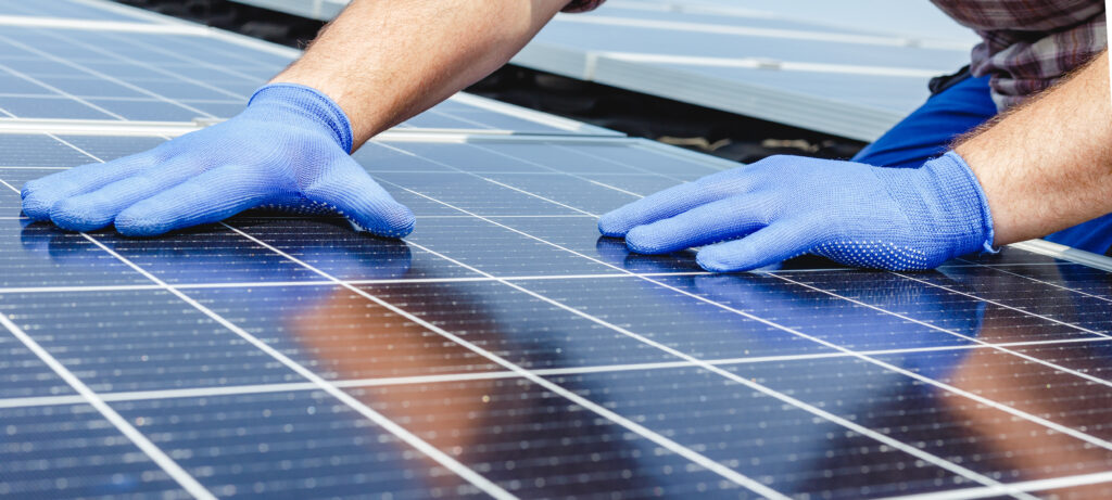 vérification de la pose de panneaux solaires sur chassis
