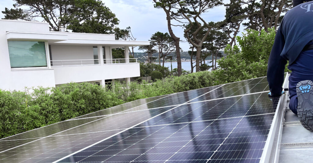 Technicien faisant une intervention de maintenance sur un panneau solaire