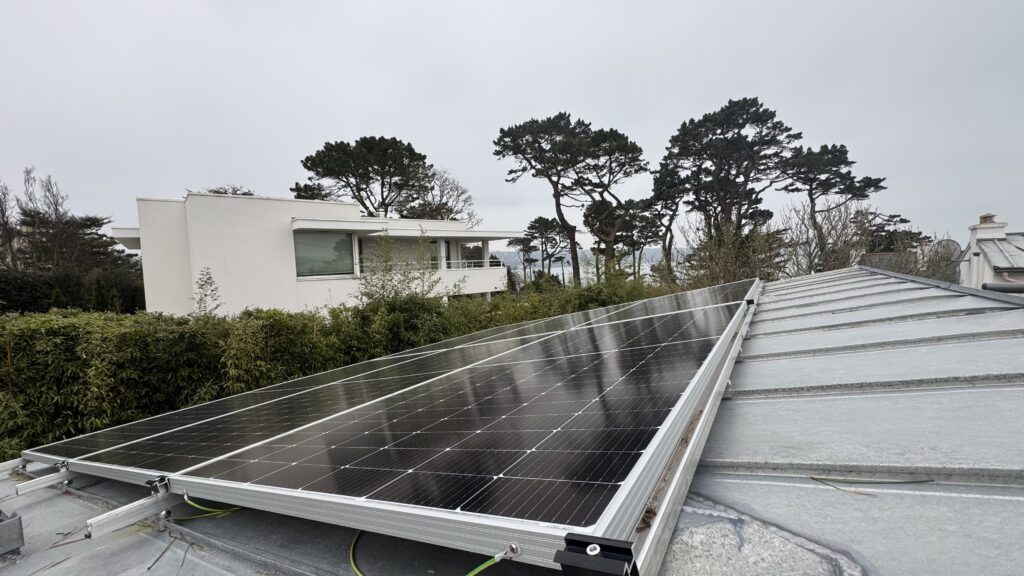 panneaux solaire installé sur un toit en bretagne