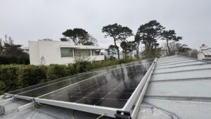 panneaux solaire installé sur un toit en bretagne